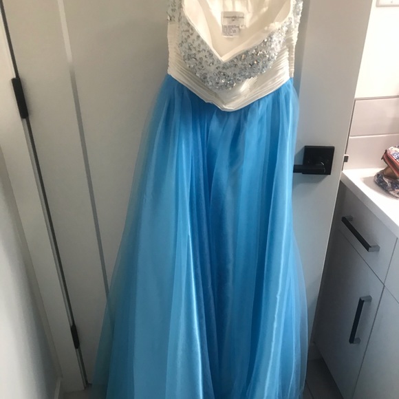 Formal dress/ Grad Dress - Picture 2 of 4